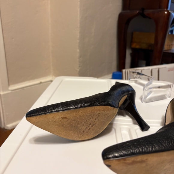 Kenneth Cole Black Textured Leather Scalloped Edge High Heels/Pumps - Picture 9 of 10